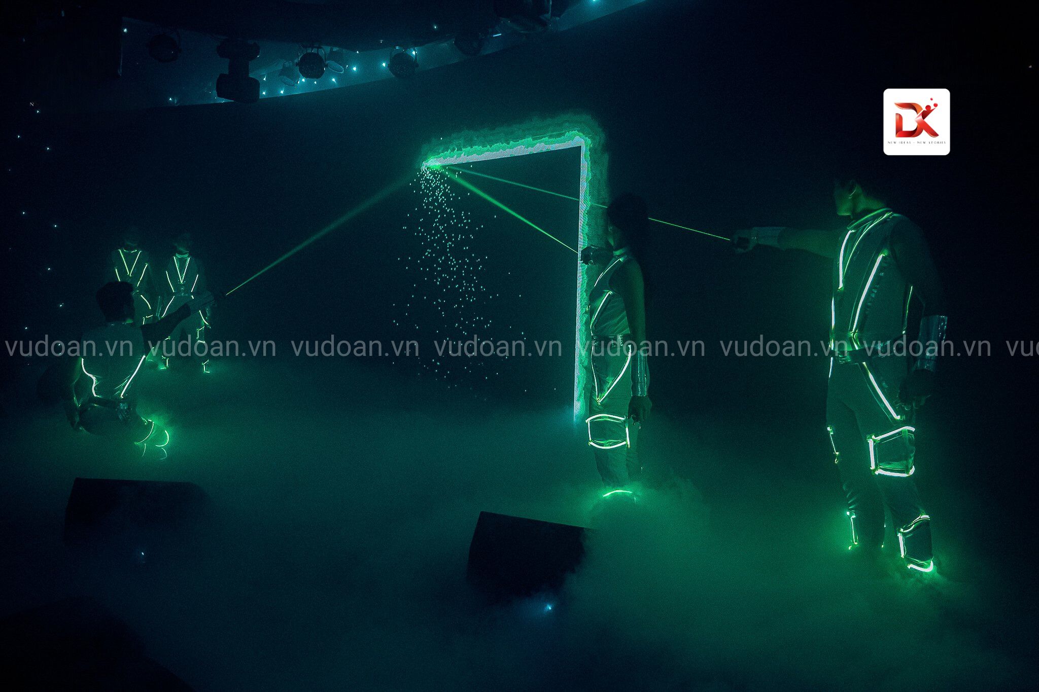 Laser cầm tay biểu diễn — Vũ Đoàn DK