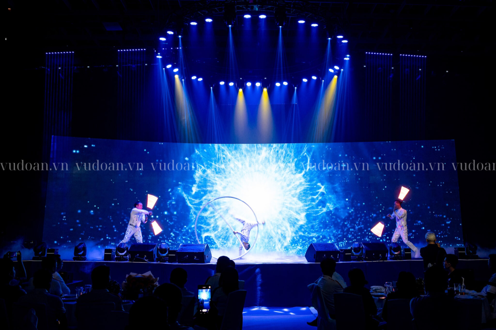 nhóm nhảy biểu diễn Led poi