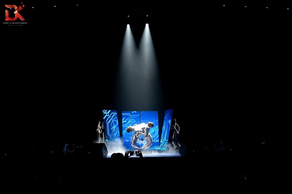 nhóm nhảy biểu diễn Standee led