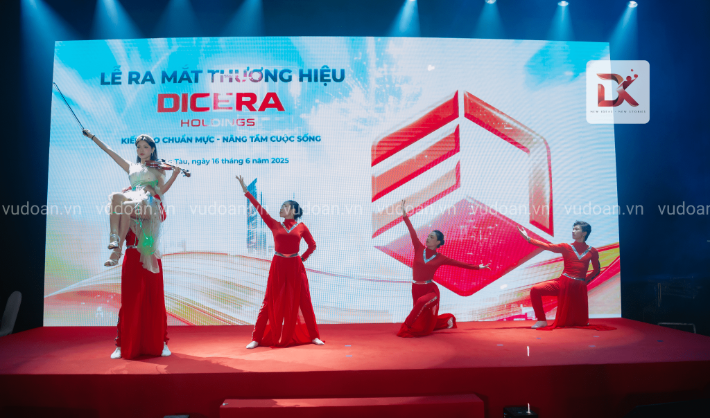 Múa tương tác tại sự kiện ra mắt thương hiệu DICERA