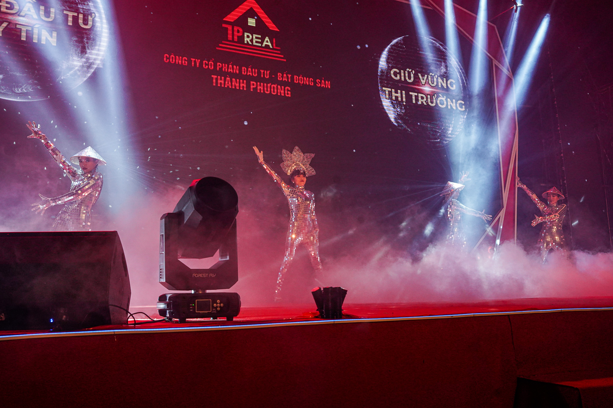 Mirror Dance hiệu ứng phản chiếu — Adamas 2023 | Vũ Đoàn DK Nhảy Gương Mirror Dance ánh sáng phản chiếu LED sự kiện khánh thành Adamas 2023 — Vũ Đoàn DK